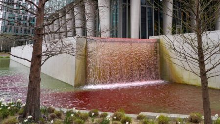 İngiliz aktivistler ABD Büyükelçiliği’ni ”kan gölüne” çevirdi