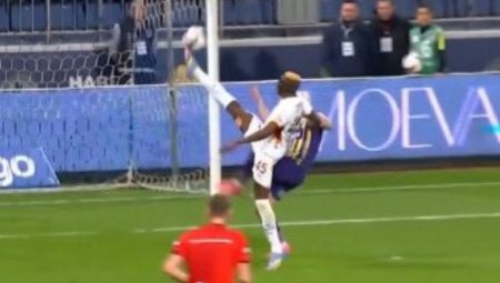 Victor Osimhen, Caner Erkin’i hareketsiz bıraktı