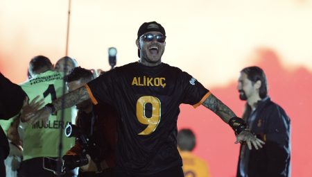 Mauro Icardi’den şampiyonluk kutlamasında Ali Koç yazılı forma